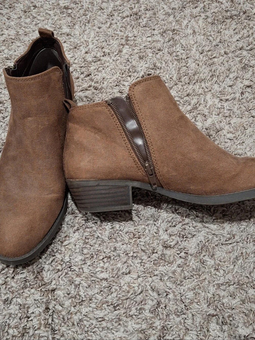 Carlos Santana Women's Ankle Boots in Brown Suede with Side Zip Size 7